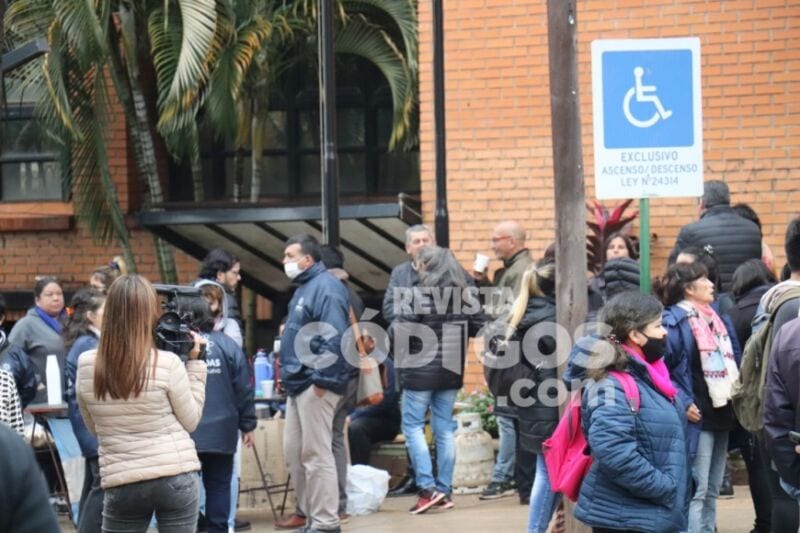 Manifestantes municipales llevaron su reclamo al Concejo y suspendieron la sesión 6 12 - municipalidad 3 - 11