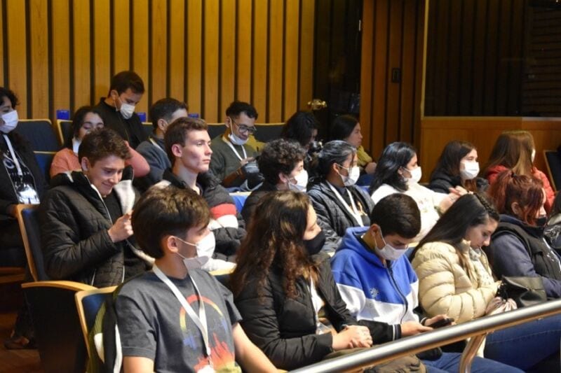 Más de 50 jóvenes becados por la Asociación Sanmartiniana de Misiones visitaron la Legislatura 1 2 - visita 1 - 1