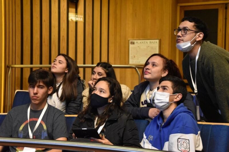 Más de 50 jóvenes becados por la Asociación Sanmartiniana de Misiones visitaron la Legislatura 7 14 - visita 2 - 13