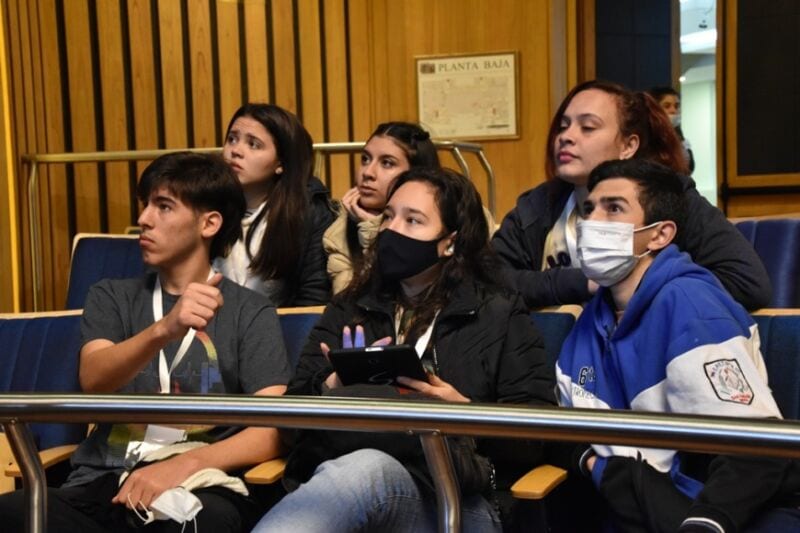 Más de 50 jóvenes becados por la Asociación Sanmartiniana de Misiones visitaron la Legislatura 6 12 - visita 3 - 11