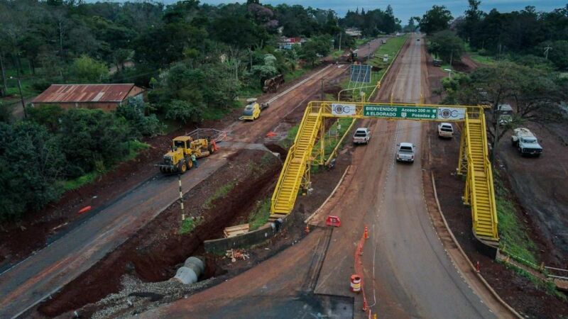 Trabajan en la última etapa de la nueva rotonda sobre la ruta 12 en Eldorado 1 2 - DPV ROTONDA ELDORADO III - 1