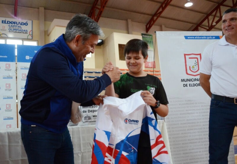 Eldorado: deportistas del programa de Estímulo recibieron indumentaria 1 2 - Indumentaria Eldorado Becas 1 - 1