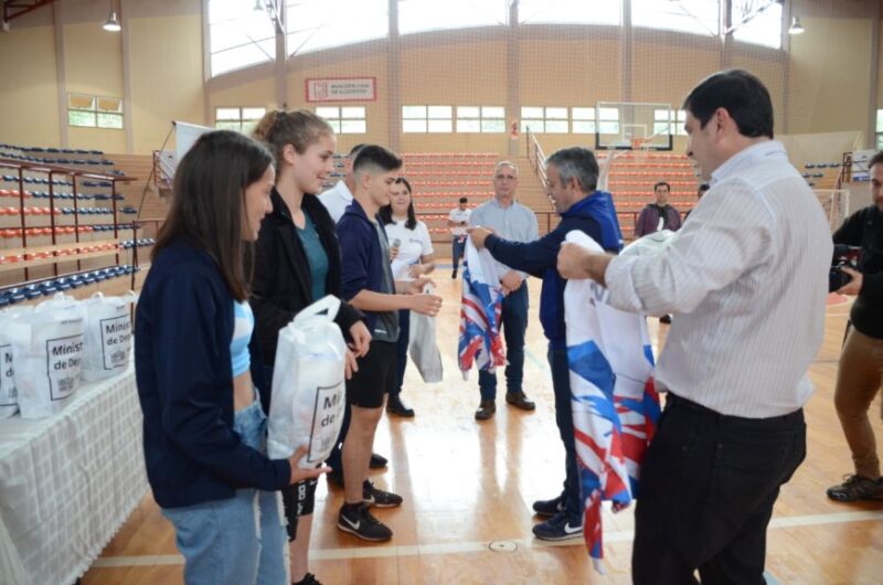 Eldorado: deportistas del programa de Estímulo recibieron indumentaria 3 6 - Indumentaria Eldorado Becas 3 - 5