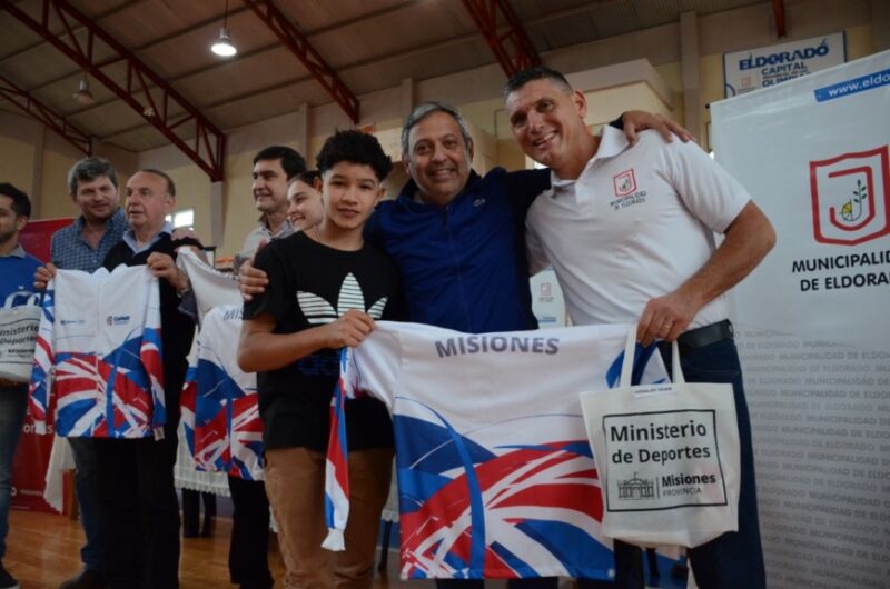 Eldorado: deportistas del programa de Estímulo recibieron indumentaria 5 10 - Indumentaria Eldorado Becas 6 - 9