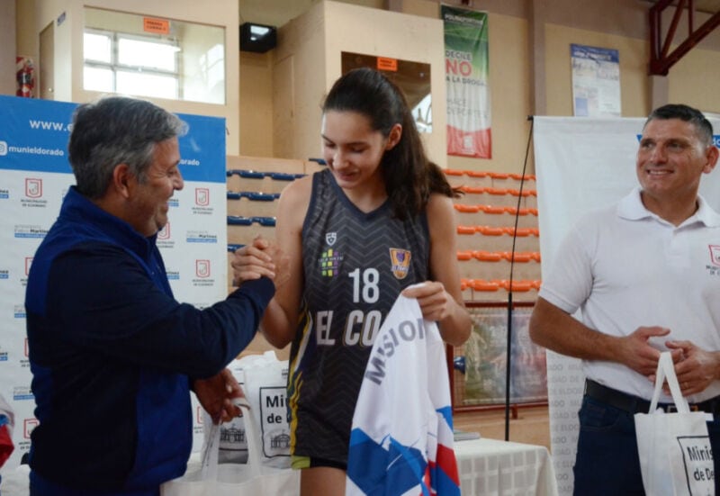 Eldorado: deportistas del programa de Estímulo recibieron indumentaria 6 12 - Indumentaria Eldorado Becas 7 - 11