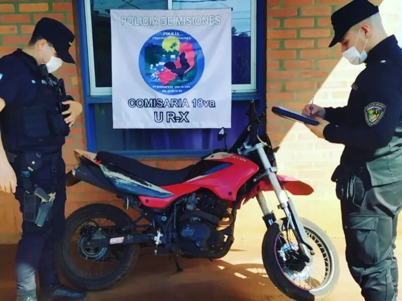 Posadas: recuperaron una moto robada y escondida en un descampado 2 4 - WhatsApp Image 2022 07 21 at 6.01.42 PM 1 - 3