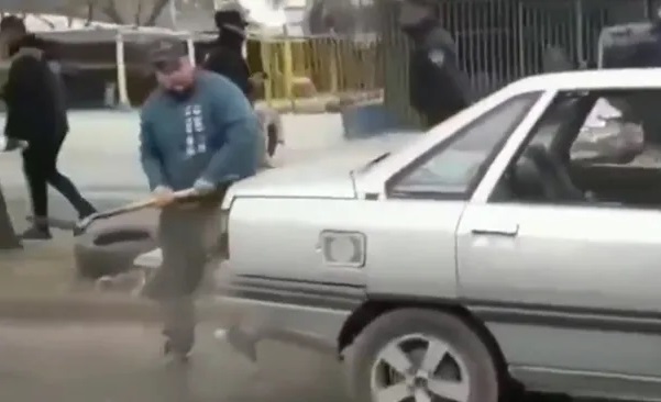 Córdoba: destruyó su auto cuando se lo llevaba la grúa 1 1 - Córdoba: destruyó su auto