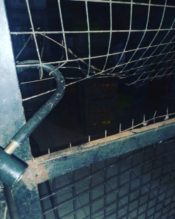 Forzó las rejas de un comercio donde fue sorprendido consumiendo bebidas del local: está preso 1 2 - Forzo las rejas de un comercio 2 - 1