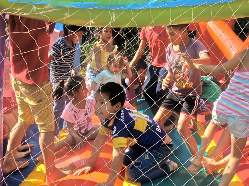 Stelatto acompañó a los niños en una jornada de juegos y festejos 3 4 - Stelatto acompañó a los niños