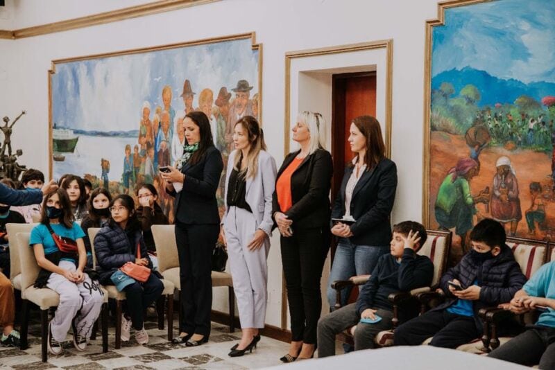 Más de 60 estudiantes visitaron la Casa de Gobierno 2 4 - estudiantes visitaron la Casa de Gobierno 4 - 3