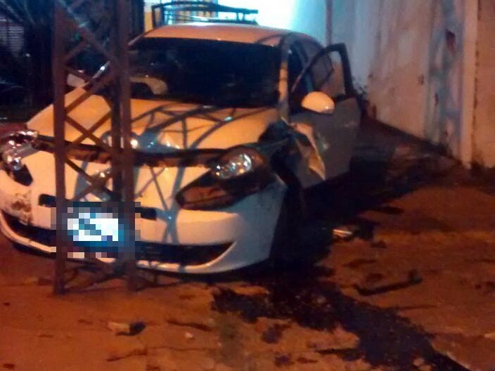 Un conductor en estado de ebriedad chocó contra un poste en Posadas
