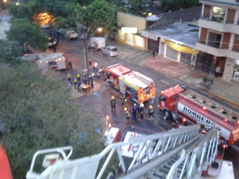Encarnación: bomberos de Posadas intervinieron en el incendio del edificio de la Municipalidad