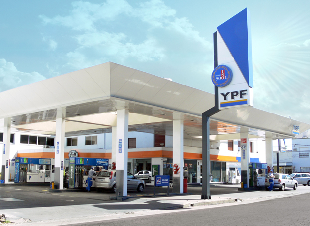Estacioneros esperan que YPF aumente 5% sus naftas esta semana