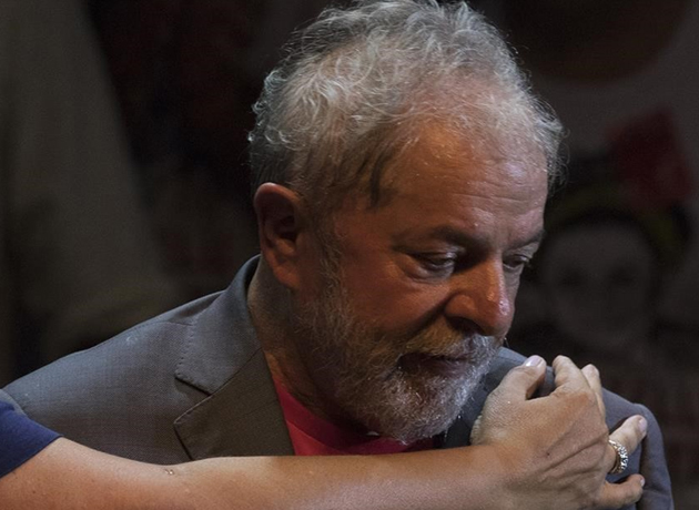 Lula pasó su primer día en la prisión de Curitiba, tras una jornada histórica que dejó disturbios y heridos