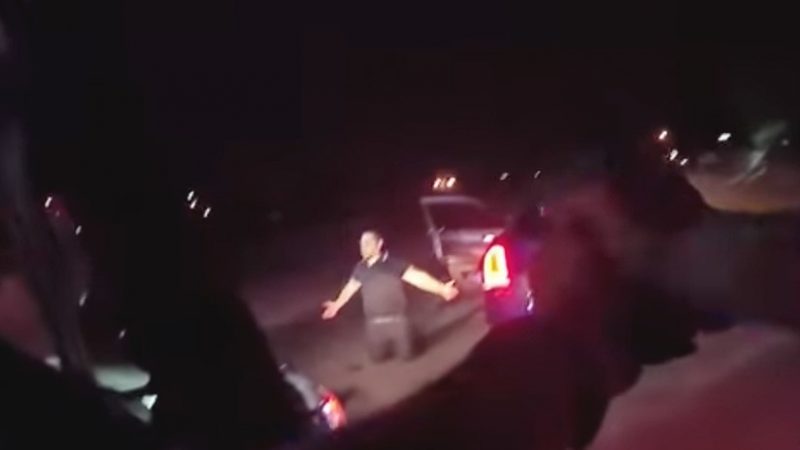 Imágenes sensibles: policías de Las Vegas matan a tiros a un conductor arrodillado