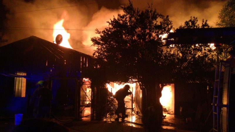 Incendio consumió cinco casas y afectó a unas 30 personas