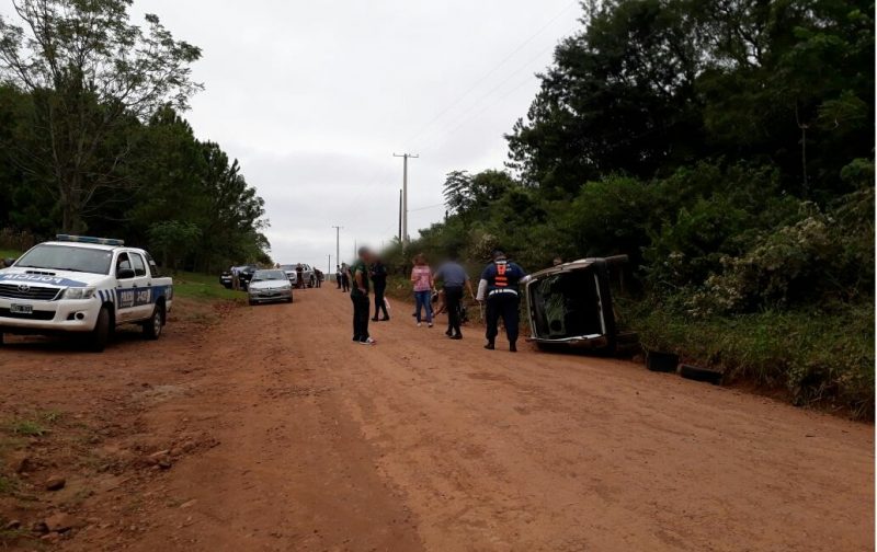 Alem: Una mujer alcoholizada fue detenida luego de volcar con su vehículo