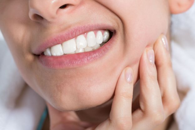 Consecuencias de apretar los dientes al dormir, un trastorno que afecta a un 10% de la población