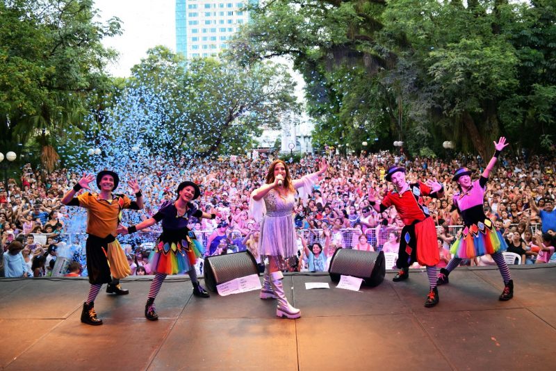 “Cantando con Adriana” arrancó miles de sonrisas en la plaza 9 de Julio