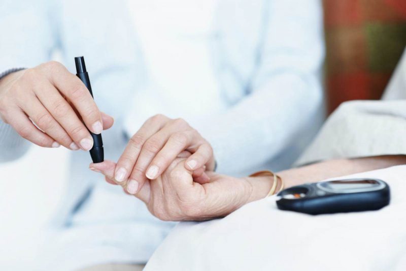 Hiperglucemia vs hipoglucemia: cómo identificar y tratar dos complicaciones sufridas por los diabéticos