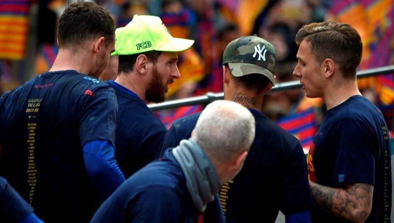 Un mesurado Leo Messi le cede el protagonismo a Andrés Iniesta en los festejos del Barsa