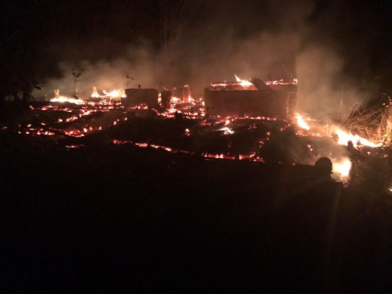 Aurora: incendio consumió por completo una casa, policías asistieron a su propietario