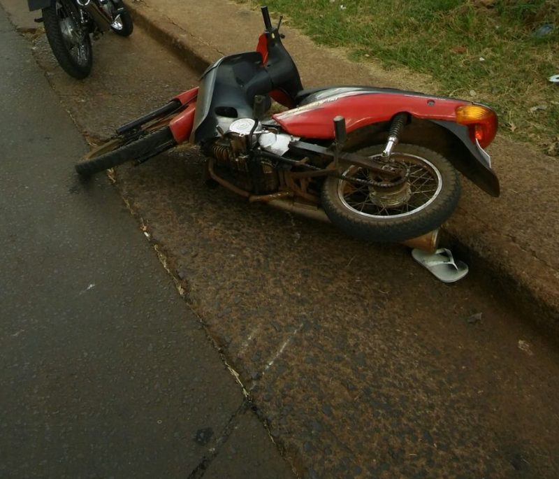 Intentó escapar con una moto adulterada, despistó y terminó detenido