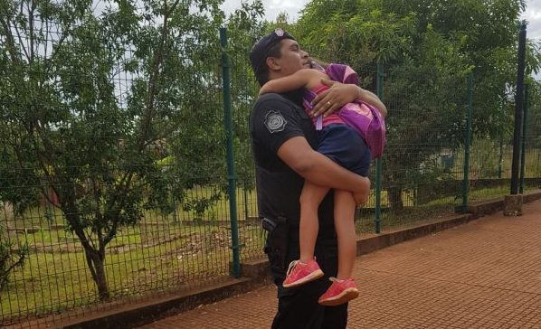 Policías socorrieron a una niña extraviada en barrio A-4 de Posadas