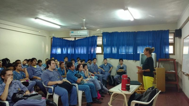 Brindaron charla sobre prevención de adicciones tecnológicas a estudiantes de la Escuela Industrial