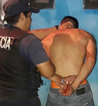 Agredió a su ex, ocasionó destrozos, atacó a policías y terminó detenido