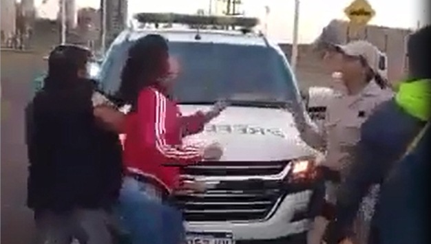 Prefecturianos fueron agredidos por paseros en la cabecera del puente San Roque González