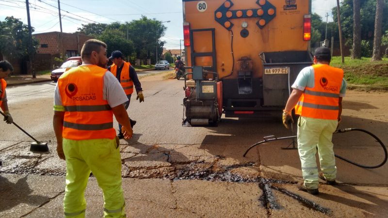 Realizaron tareas de bacheo sobre avenida Santa Cruz y Tomás Guido