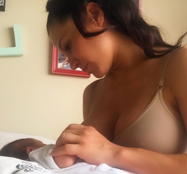 La tierna foto de Adabel Guerrero amamantando a Lola