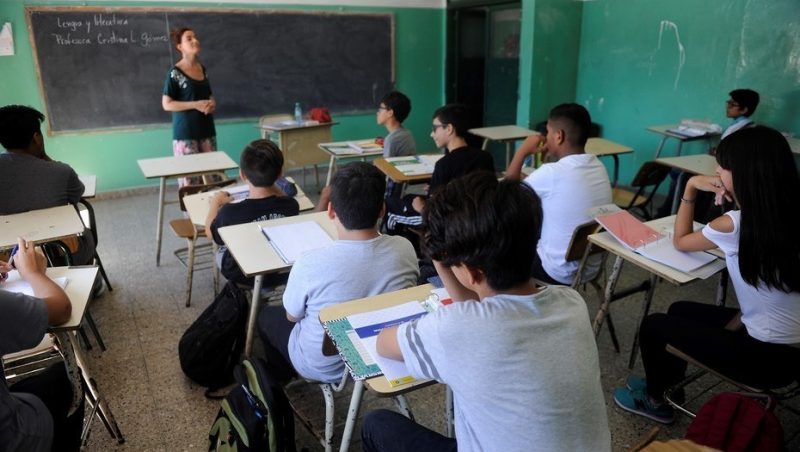 Sólo se recibe el 60% de los chicos que entran a la escuela secundaria