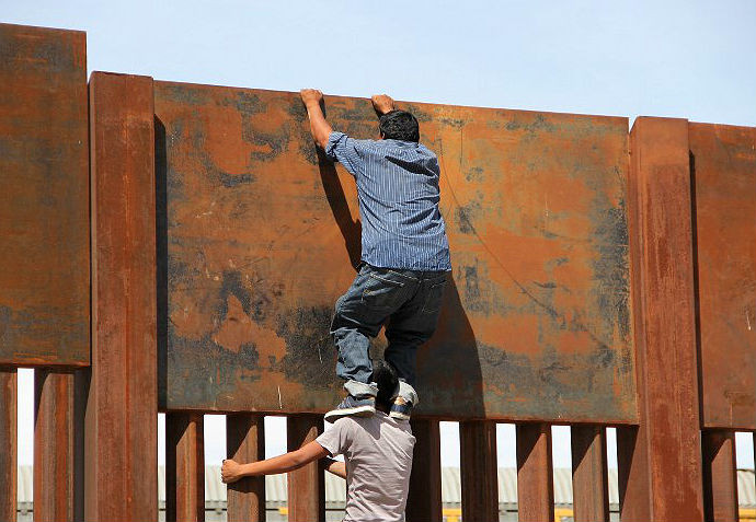 Dos minutos y a correr: cómo entran los inmigrantes ilegales a EE.UU.