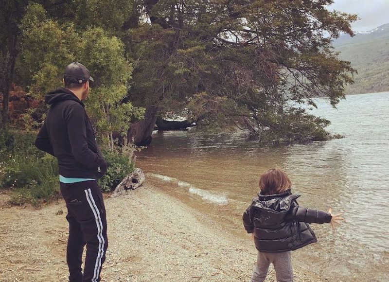 Las postales otoñales de Marcelo Tinelli y Guillermina Valdés en Esquel