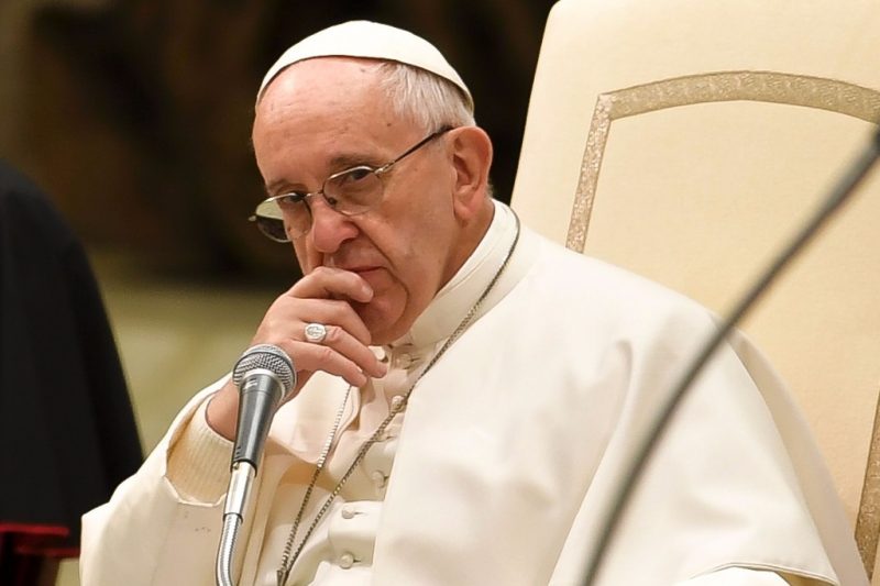 El Papa le 
