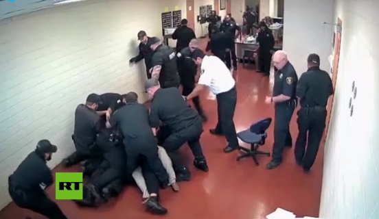 Video: un preso se enfrenta a una decena de policías y no lo pueden parar