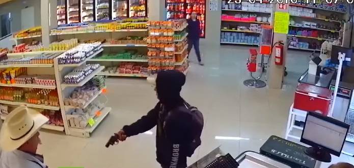 VIDEO: A mano limpia somete a un ladrón armado que intentó robar una carnicería en México