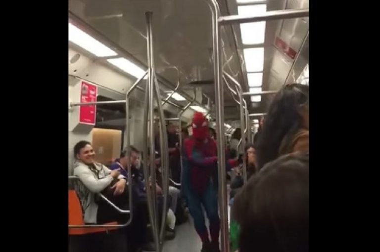 Momento bizarro en el subte: 'Spider-Man' entretiene a todos bailando 'Scooby Doo Pa pa'