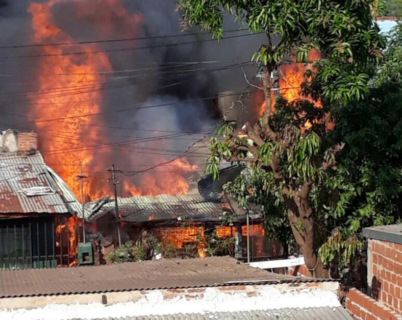 Un feroz incendio consumió una vivienda en la chacra 181