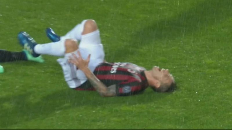 El rodillazo del Papu Gómez a Biglia que lo puede dejar sin Mundial