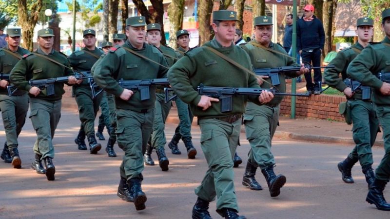 Los gendarmes podrán usar armas de fuego personales en servicio