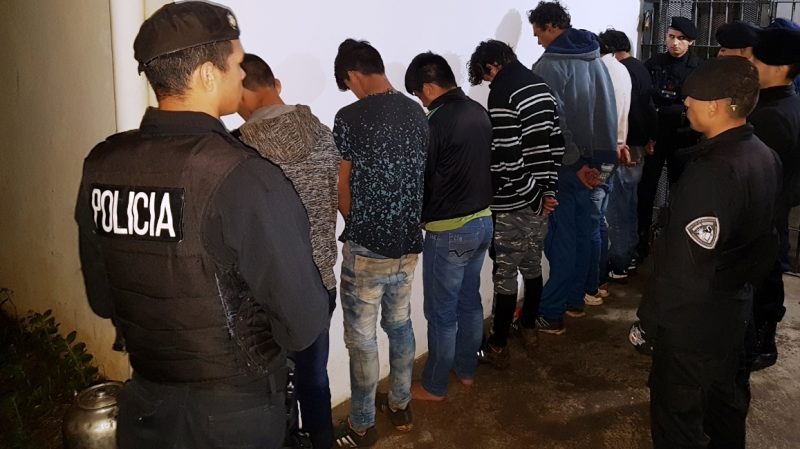 Tras disturbios detuvieron a miembros de una patota que tenía en vilo a un barrio de Puerto Rico