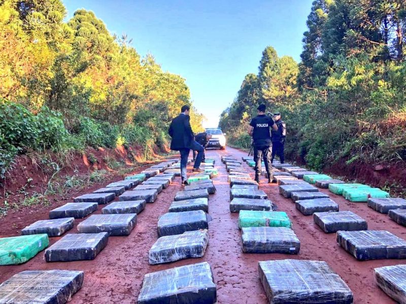 Garuhapé: narcos huyeron a los tiros y abandonaron un camión con más de 6 toneladas de marihuana