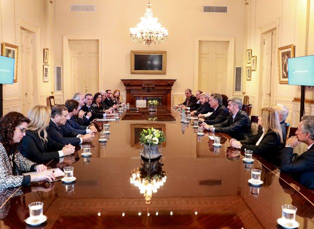 Macri se reunió con senadores para encontrar una tregua legislativa