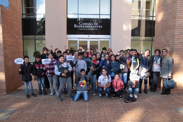 Escuelas visitan la Legislatura y acentúan la ventaja de experimentar los contenidos