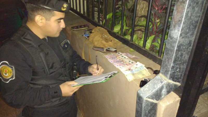 Robó una cartera, se escondió en el baño de un boliche y fue detenido