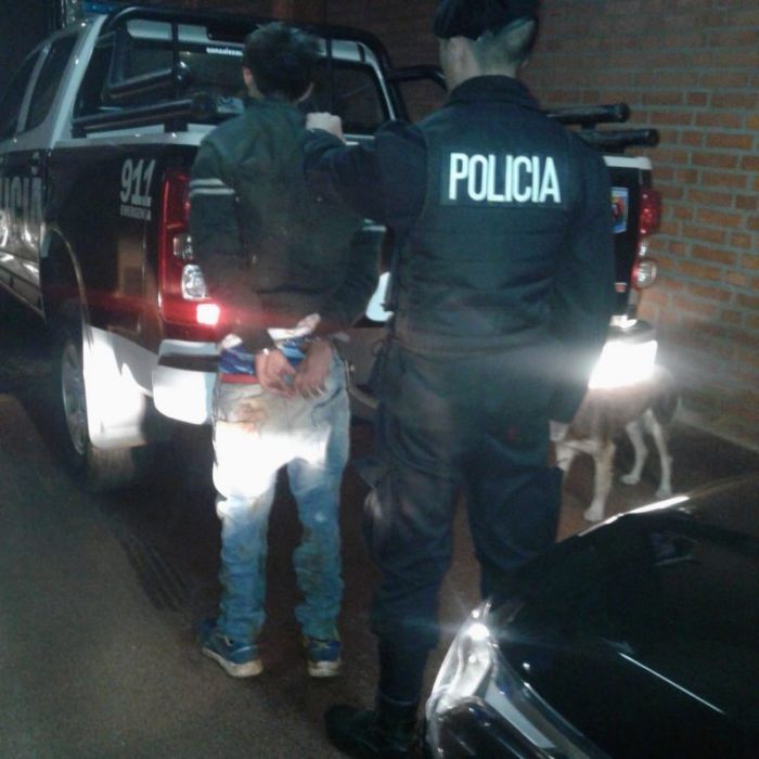 Enfrentó a policías con un cuchillo y tenía marihuana; terminó preso