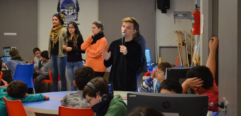 Desarrollador de una aplicación para personas con problemas de comunicación inspiró a chicos de la Escuela de Robótica